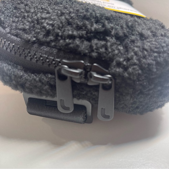 NWT LOLE black sherpa belt bag, unisex - one size - Picture 4 of 7